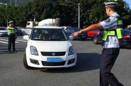 大家注意啦！深圳“冲绿灯”正式开罚！