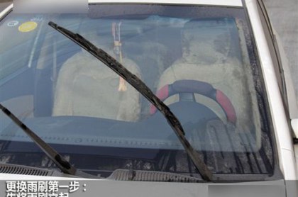 雨刷多久换一次？【内附手动安装雨刷攻略】